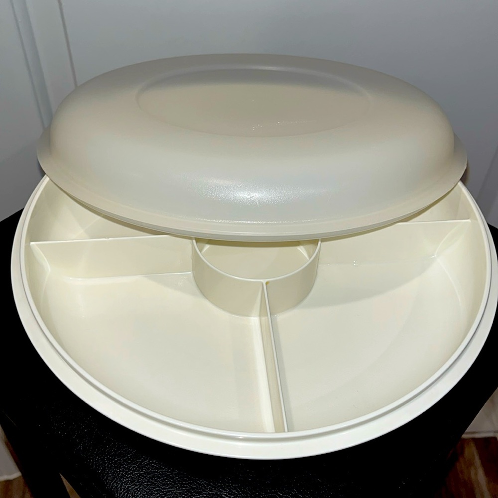 Vintage 10" Tupperware ®  Round Divided Chip Dip Serving Tray with Lid